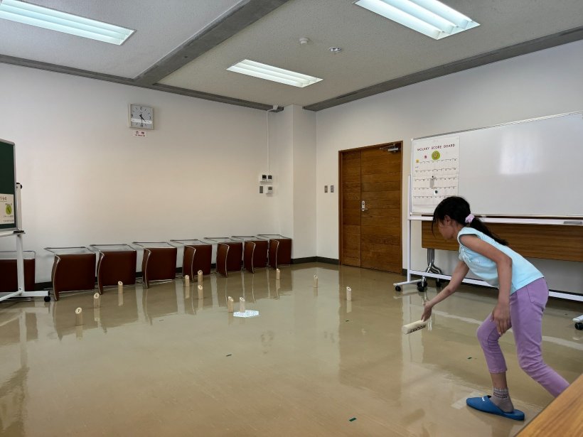 木のモルックを投げている